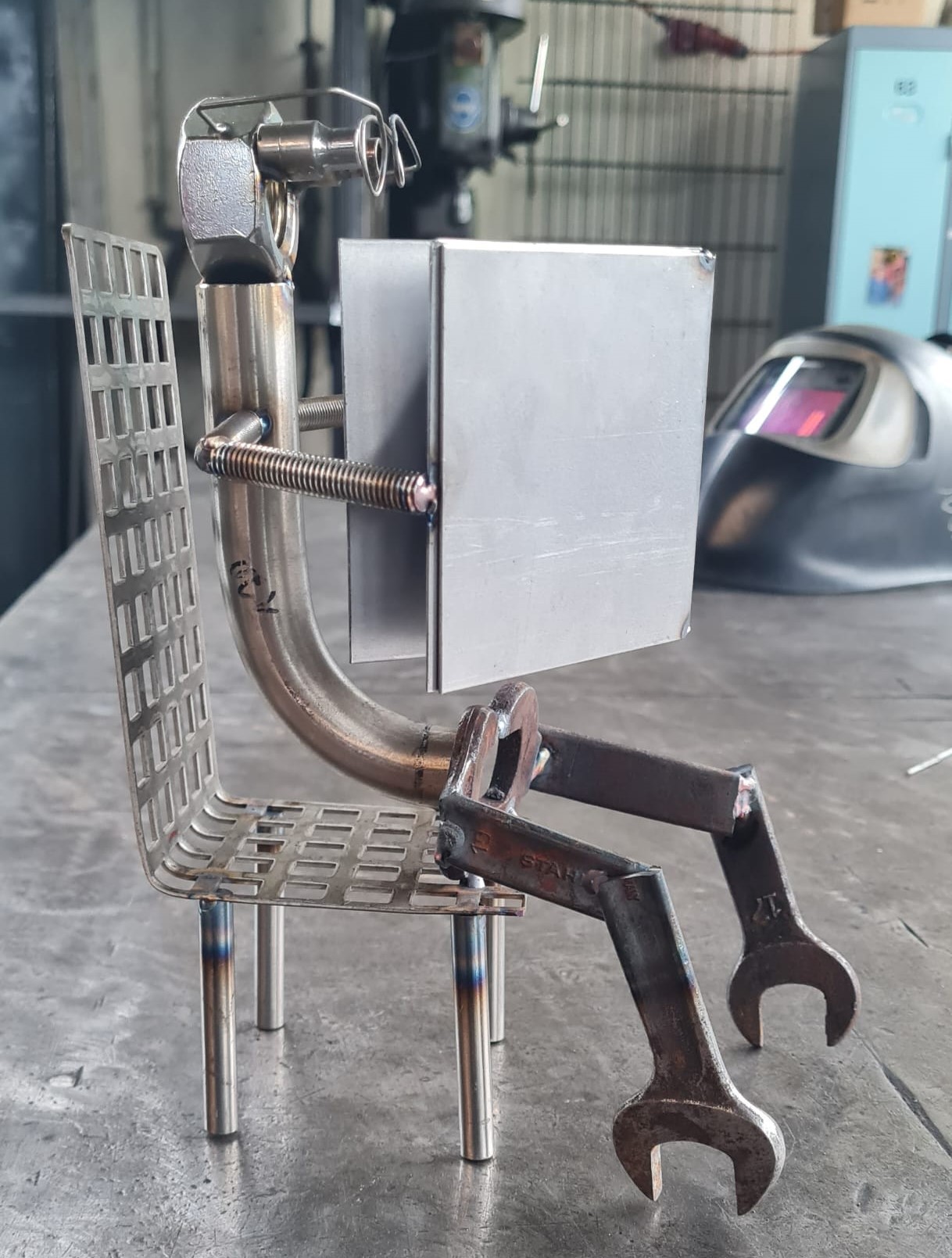 Stuhl mit lesender Figur