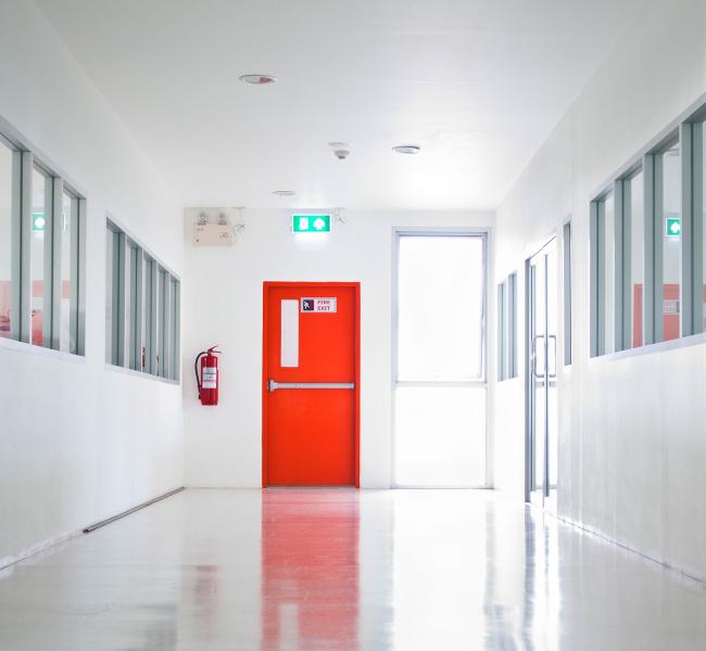 Brandschutz- und Feuerschutztueren - Fluchttür in einem Raum