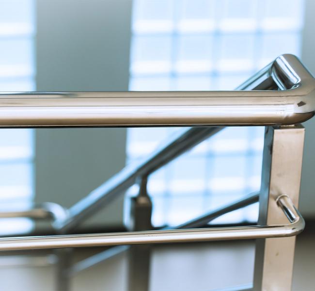 Edelstahlprodukte - Edelstahlgeländer an einer Treppe